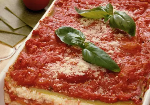 Reţetă: Lasagna cu roşii şi brânză