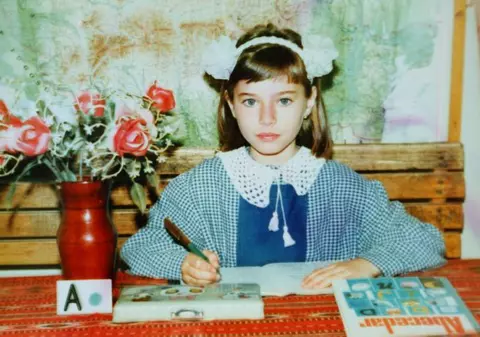 E ATÂT DE FRUMOASĂ de mică, acum toată ţara îi ştie problemele în amor. O recunoşti, nu-i aşa? Dacă da, dă like! FOTO