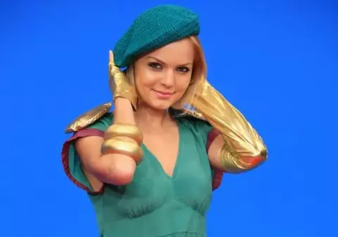 Lavinia Petrea se menține frumoasă cu lapte rece și felii de castravete