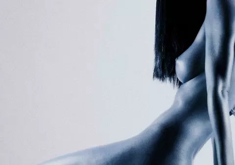 O tănără mamă a fost descoperită complet dezbrăcată în pădure