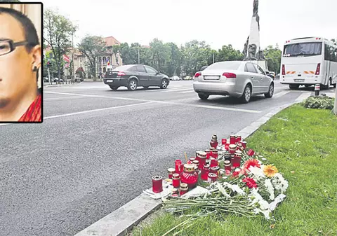 Colegii motociclistului Mihai Tudor Ene, ucis de un taximetrist, au pus flori şi au aprins lumânări