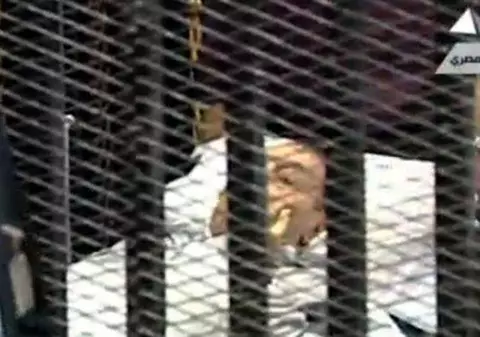 Mubarak a fost condamnat la închisoare pe viaţă