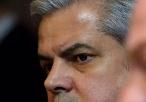 Avocații lui Adrian Năstase cer AMÂNAREA EXECUTĂRII PEDEPSEI după ce clientul lor s-a împuşcat