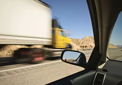 Un american a inventat oglinda laterală fără "punct mort"