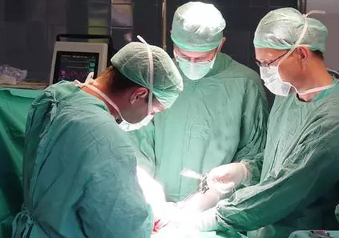 Premieră medicală în România. Medicii i-au reconstruit jumătate de bazin