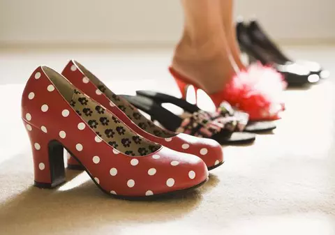 Halal soţ: după ce i-a dat papucii, mai vrea să-i ia şi pantofii! 