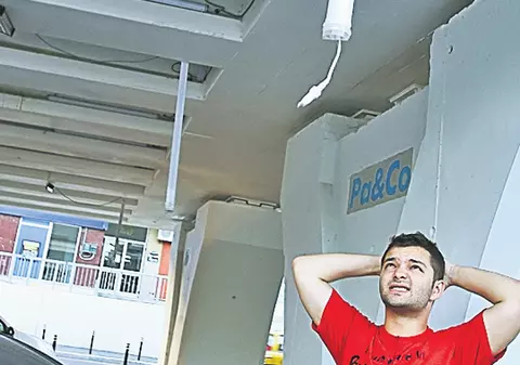 Incredibil! Cad neoanele de la Pasajul Pipera din Bucureşti!