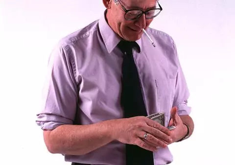 Uluitor! Un pensionar, obligat să plătească rate timp de 170 de ani