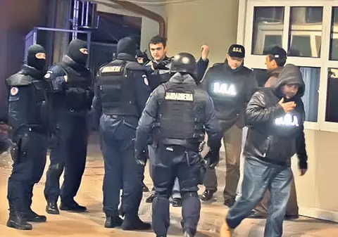 Percheziţii în București! Este vizată o grupare specializată în piratare de DVD-uri