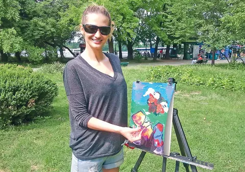 Blonduţa Picasso | Cântăreaţa Julia Jianu s-a apucat de pictură 