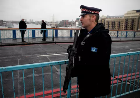 INCREDIBIL! Polițiștii londonezi au aruncat în aer autoturismul unui turist, din motive de securitate! Au crezut că e mașină-capcană!