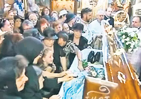Credincioşii se îmbulzesc la sicriul preotului ucis în biserică