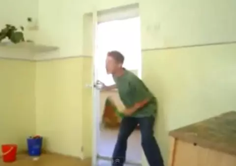 CÂT TUPEU! Profesoară, umilită în clasă de un elev | VIDEO 