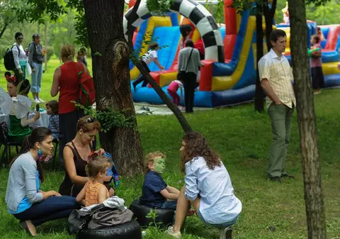 Vedetele Intact, însoțite de copii, au petrecut la iarbă verde | FOTO