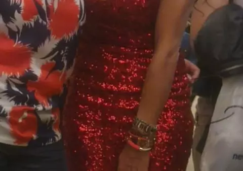 INCREDIBIL! Vedeta de la noi, pe care o adori şi la care te uiţi în fiecare săptămână, în rochie elegantă şi încălţată cu ADIDAŞI! 