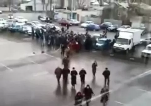 Reducerile LE-AU LUAT MINŢILE! Uite ce sunt în stare sa facă | VIDEO