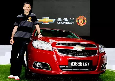 Clubul britanic Manchester United devine din ce în ce mai american! Fotbaliştii vor folosi timp de cinci ani maşini Chevrolet