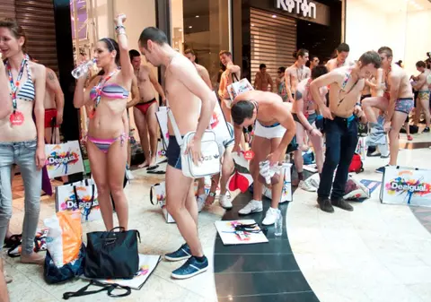 Campanie inedită: cei care VIN în LENJERIE INTIMĂ în MAGAZIN primesc HAINE GRATIS