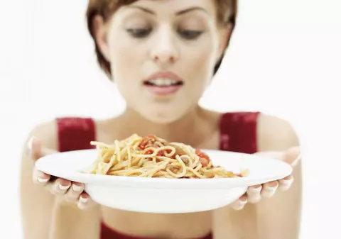 Spaghete cu sos de roșii și busuioc