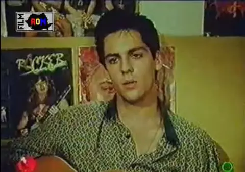 Blugi prespălați, adidași albi și freza pe spate! Ștefan Bănică arată la fel de tânăr ca în ”Liceenii”! Fotografia este incredibilă!