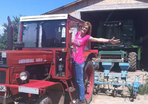 La o parteeee! Trece Roxana Ciuhulescu cu tractorul!
