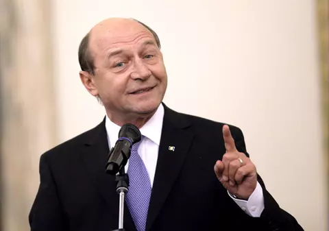 Băsescu: "TVR trebuie DESFIINŢATĂ şi REÎNFIINŢATĂ pe alte baze. Acolo sunt afaceri de familie”  