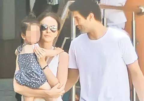 Adelina și Cristi Chivu și-au dus fiica, pe Anastasia, la spital, pentru un vaccin | FOTO