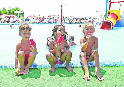 «Ţineţi-vă copiii departe de îngheţată! Le face mai mult rău decât să-i răcorească»