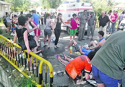 17 adolescenţi au ajuns la spital după ce s-au răsturnat cu autocarul în şanţ