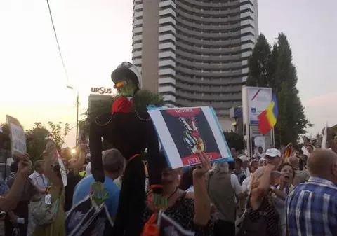 PĂCĂLIŢI! Credeau că sunt PLĂTIŢI SĂ PROTESTEZE anti-Băsescu, dar s-au ales cu... | VIDEO