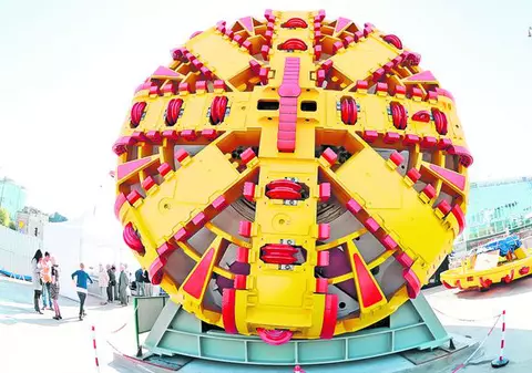 Autorităţile şi mai-marii Bisericii au botezat scuturile care vor săpa la metroul din Drumul Taberei: «Cârtiţele» au primit nume de sfinţi