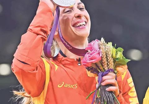 52.000 € pentru fata de argint, Alina Dumitru