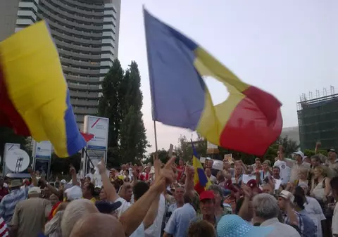 Explozie de bucurie în Piaţa Universităţii! "Băse, suspendat!", scandează sute de oameni! FOTO