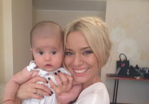 E topită după copii! Laura Cosoi, din nou cu un bebeluş în braţe! FOTO