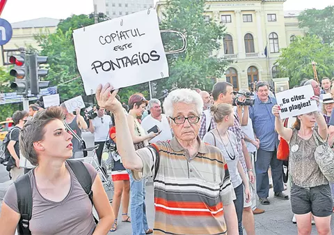 Cutemur în parlament | Peste 200 de persoane au ieşit în Piaţa Victoriei: "Ponta, demisia!"