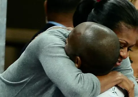 Michelle Obama, POZĂ de DIVORȚ! Cine este BĂRBATUL pe care îl ÎMBRĂȚIȘEAZĂ cu atâta PASIUNE? FOTO