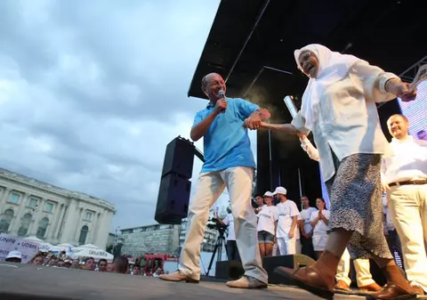 Băsescu a avut un INVITAT SUPRIZĂ la miting! Iat-o pe bătrâna care a fost aplaudată de mii de oameni! FOTO