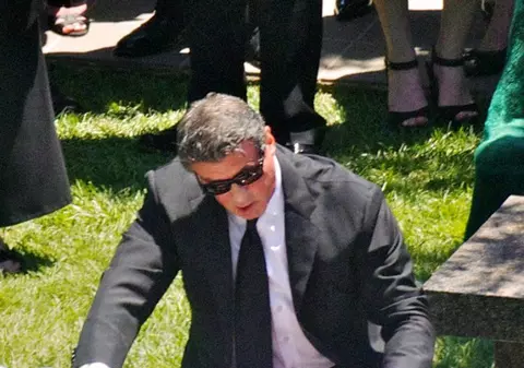 Sylvester Stallone, îngenuncheat de durere la înmormântarea fiului său. Își ia ”ADIO” cu lacrimi, sărutându-i sicriul  | FOTO