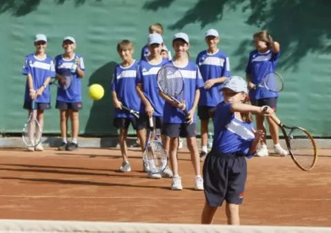 Zeci de mici tenismani din toată lumea se vor ”bate” în prima ediţie a trofeului ”Argeş Cup”