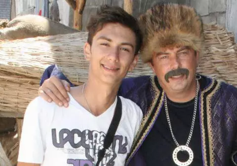 Puştiu' de la Cronica Cârcotaşilor, un tată fericit! Fiul lui de 19 ani a semnat cu o casă de discuri din Anglia