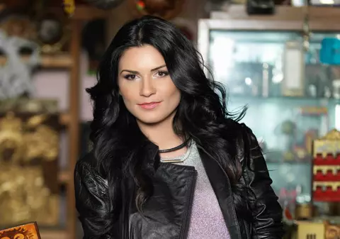 Ellie White, pasionată de artă! A achizionat tablouri de 2000 de euro din Madrid!