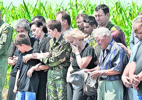 Rudele piloţilor morţi în accidentul de joi au mers la locul tragediei şi-au plâns eroii