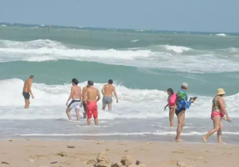 Salvamarii fac apeluri disperate, dar ei tot nu se potolesc!