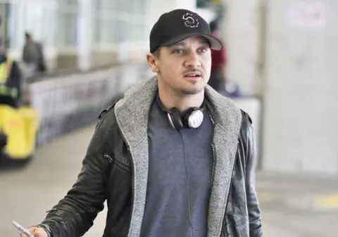 Aşa gafă mai rar! Vezi ce a păţit actorul care a confundat somniferul cu Viagra la bordul unui avion!