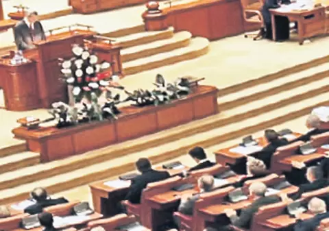 Cât de departe sunteţi de oameni! În timp ce aleşii se luptă pentru putere, românii se zbat cu grijile zilnice