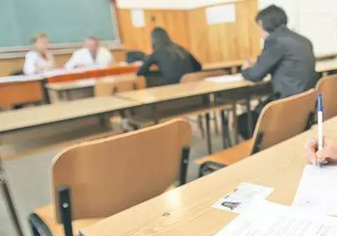 Ăsta da tupeu, frate! După ce l-au prins cum copia, a dat şcoala în judecată