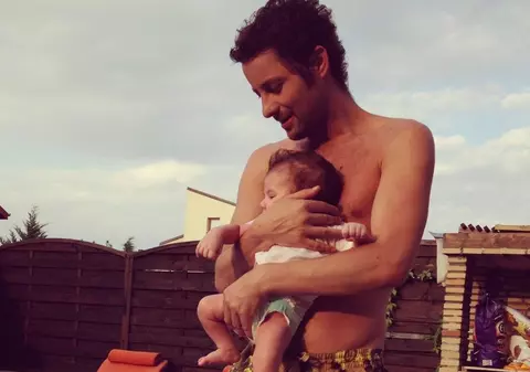 Adi Sînă de la Akcent, mândru de fiul lui! Iată cât de grijuliu este cu cel mic!