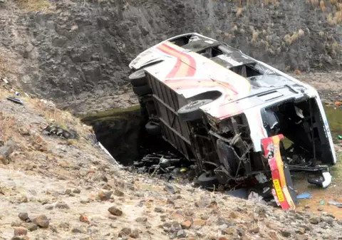 Un autocar cu 42 de oameni s-a răsturnat în apropiere de Vama Nădlac