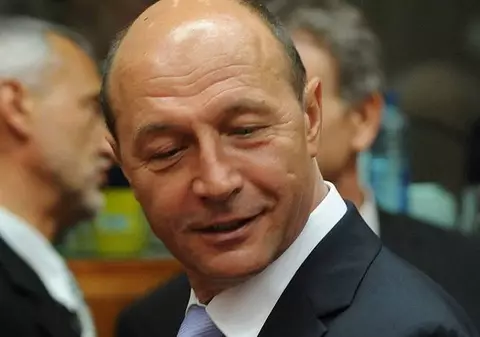 "BĂSESCU, NICI NU ŞTII CÂT DE BOC ÎNCEPI SĂ FII!" Proteste la sediul de campanie
