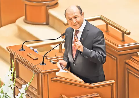 În noaptea de dinaintea votului din Parlament, Băsescu n-a dormit acasă, la nevastă